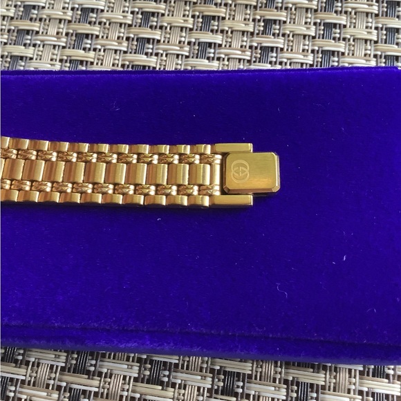 Gucci Ladies Gold Tone Bracelet Watch ??